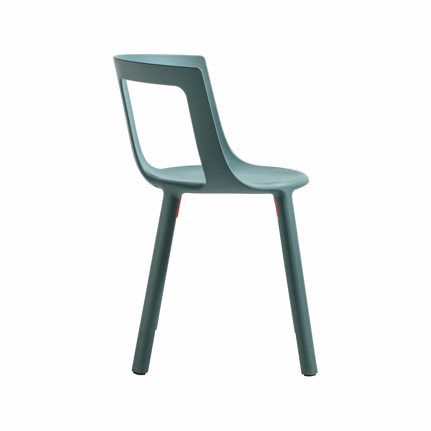 Explorez l'élégance et la praticité de la chaise FLA de TOOU, offrant un design lisse et minimaliste, parfait pour une utilisation dans les salles à manger, les bureaux ou les espaces de réception.