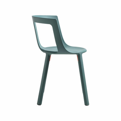 Explorez l'élégance et la praticité de la chaise FLA de TOOU, offrant un design lisse et minimaliste, parfait pour une utilisation dans les salles à manger, les bureaux ou les espaces de réception.