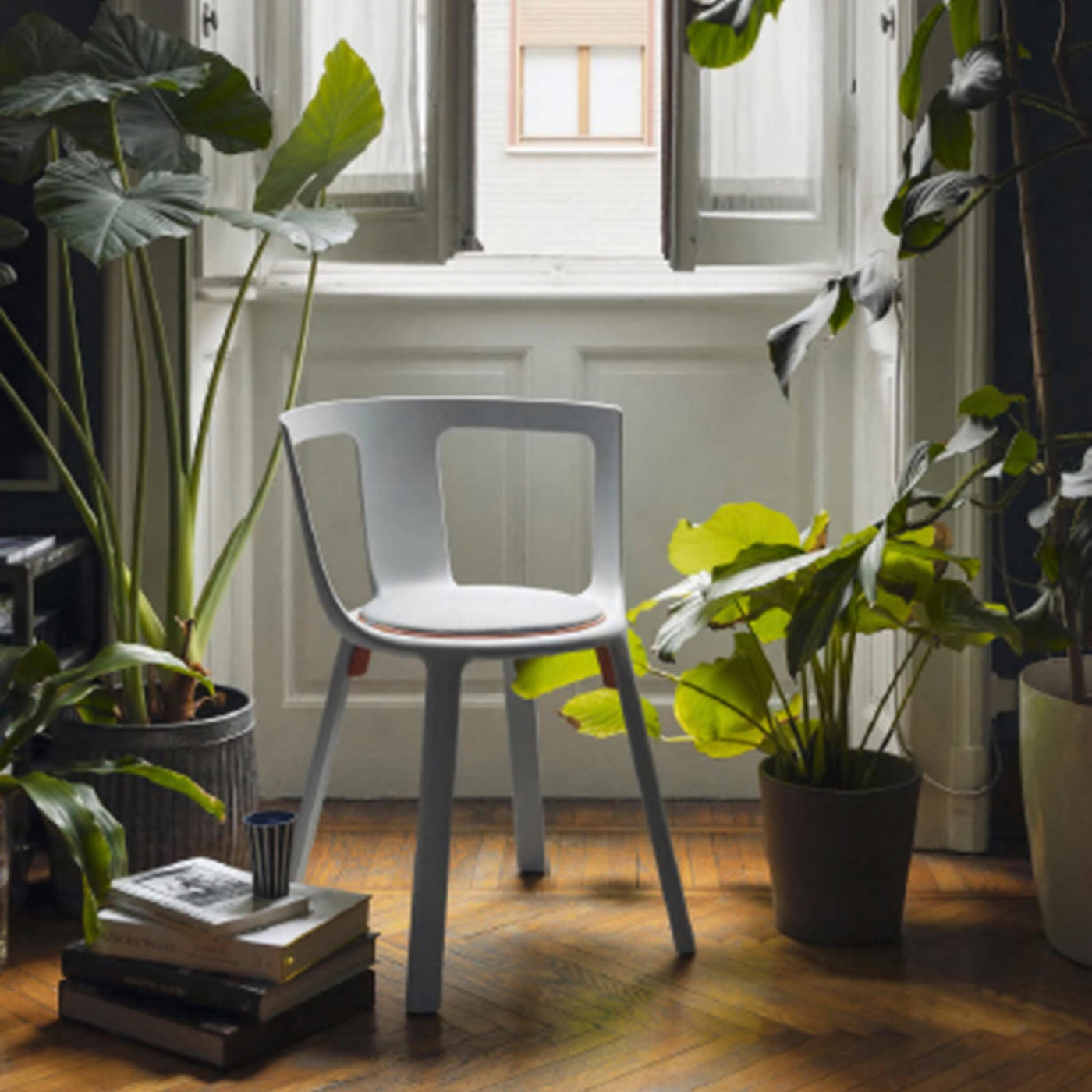 La chaise FLA de TOOU, avec ses ailettes orange vif, incarne l'union parfaite entre esthétique et fonctionnalité, offrant une solution d'empilement élégante et pratique.