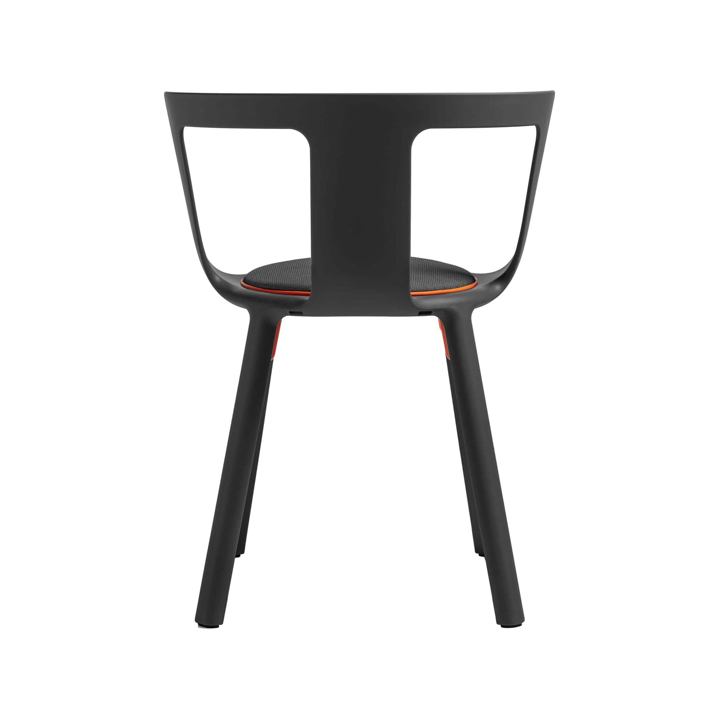 Explorez l'esthétique raffinée et minimaliste de la chaise FLA de TOOU, idéale pour s'intégrer harmonieusement à tout type d'environnement, des plus modernes aux plus classiques.
