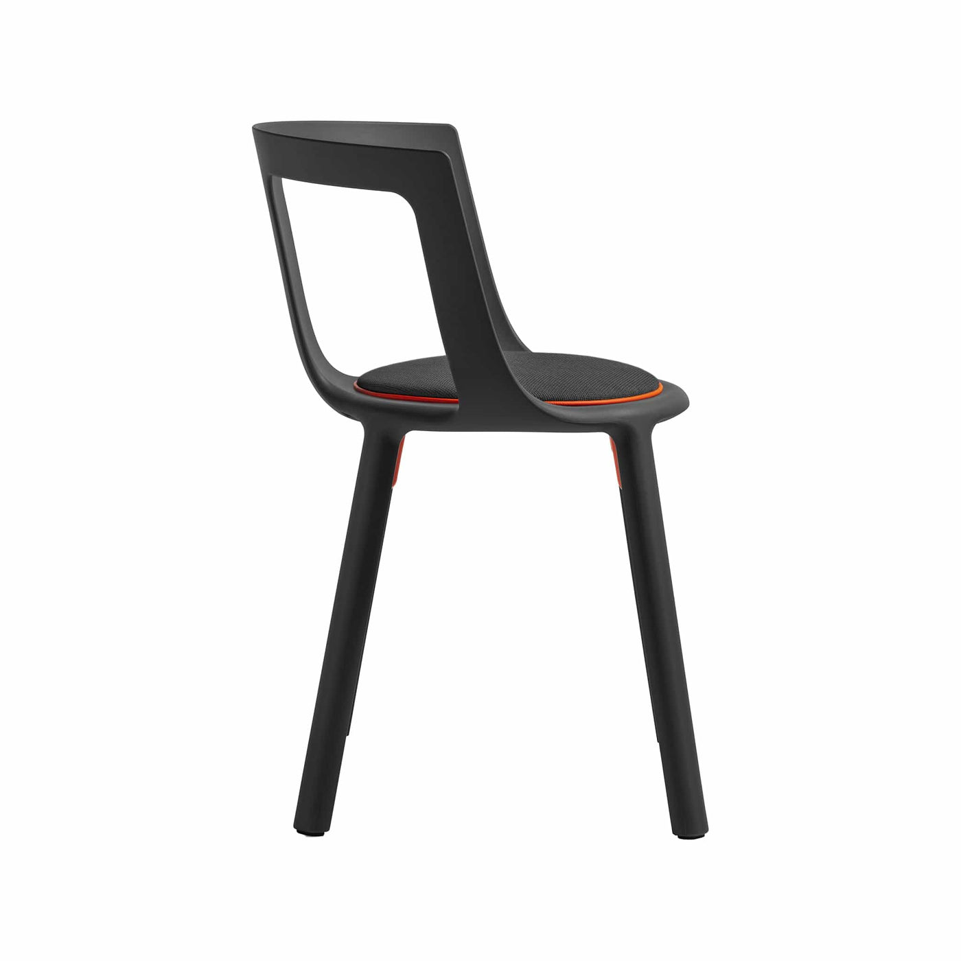 La chaise FLA de TOOU offre un mariage harmonieux entre courbes dynamiques et lignes nettes, ajoutant une esthétique attrayante et polyvalente à votre espace.