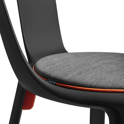 Optez pour la polyvalence avec la chaise FLA de TOOU, légère et facilement empilable jusqu'à six chaises, idéale pour une utilisation dans différents contextes.