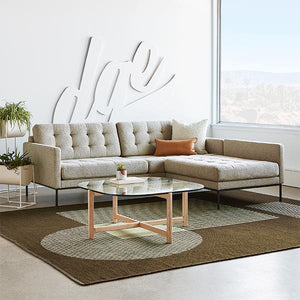 Le sofa bi-sectionnel Towne de Gus* Modern présente un profil élancé et une base surélevée en métal à revêtement en poudre qui apportent une touche de raffinement aux espaces résidentiels et commerciaux contemporains - sans sacrifier le confort.