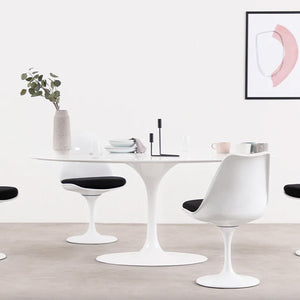Le pied central et le plastique blanc confèrent à la chaise Tulipe un côté spatial. Audacieuse alternative aux formes conventionnelles, il reste incroyablement moderne aujourd'hui.