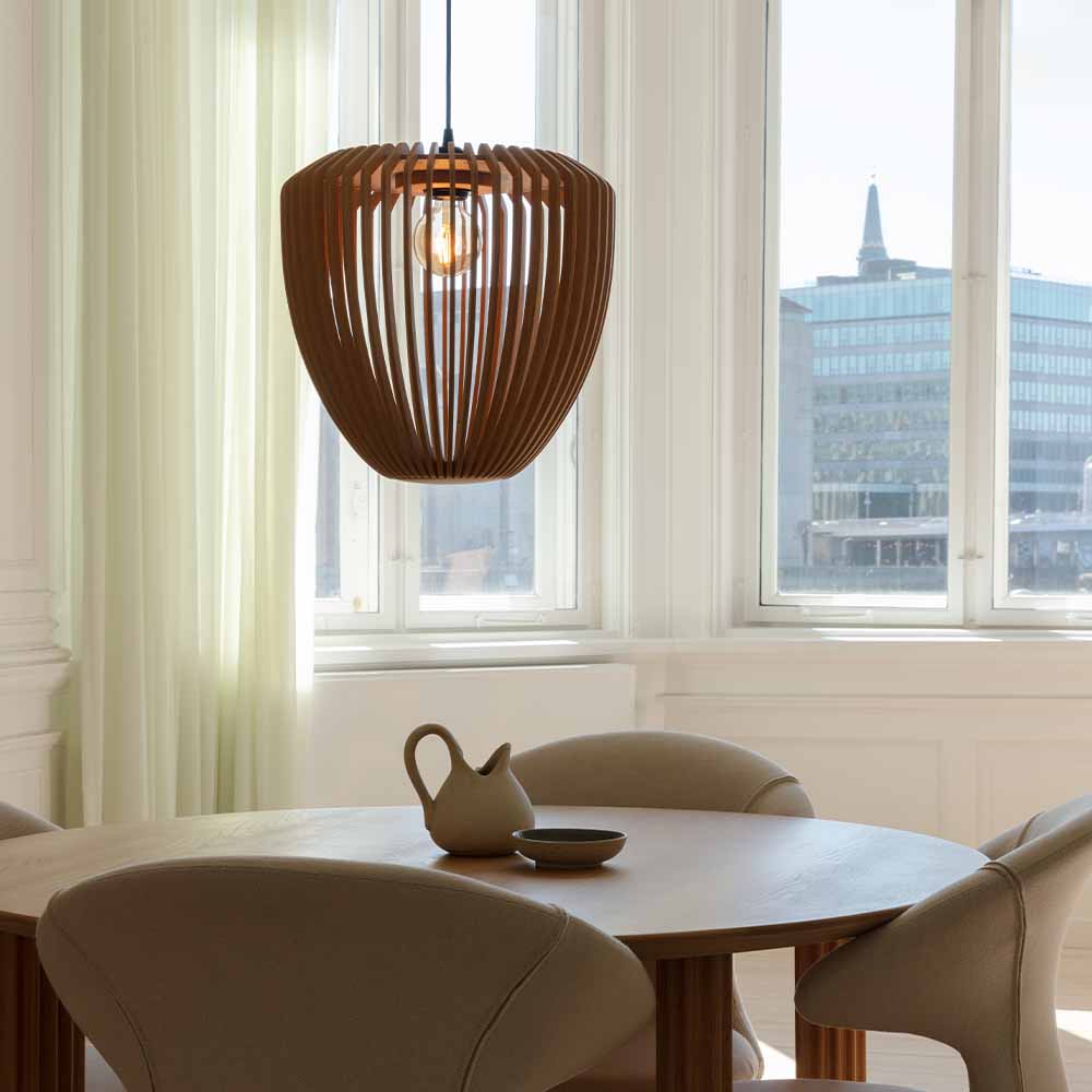 Abat-Jour Clava Wood : Minimalisme Sophistiqué - Son design minimaliste et audacieux s'intègre parfaitement dans tous les environnements. Associez-le au lampadaire Santé pour créer un éclairage exceptionnel.