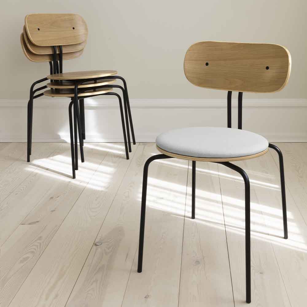 Créez une ambiance accueillante avec la chaise empilable Curious Umage. Choisissez entre pieds en laiton ou noir, ajoutez un coussin doux en tissu recyclé. Idéale pour salle à manger, bureaux, cafés.