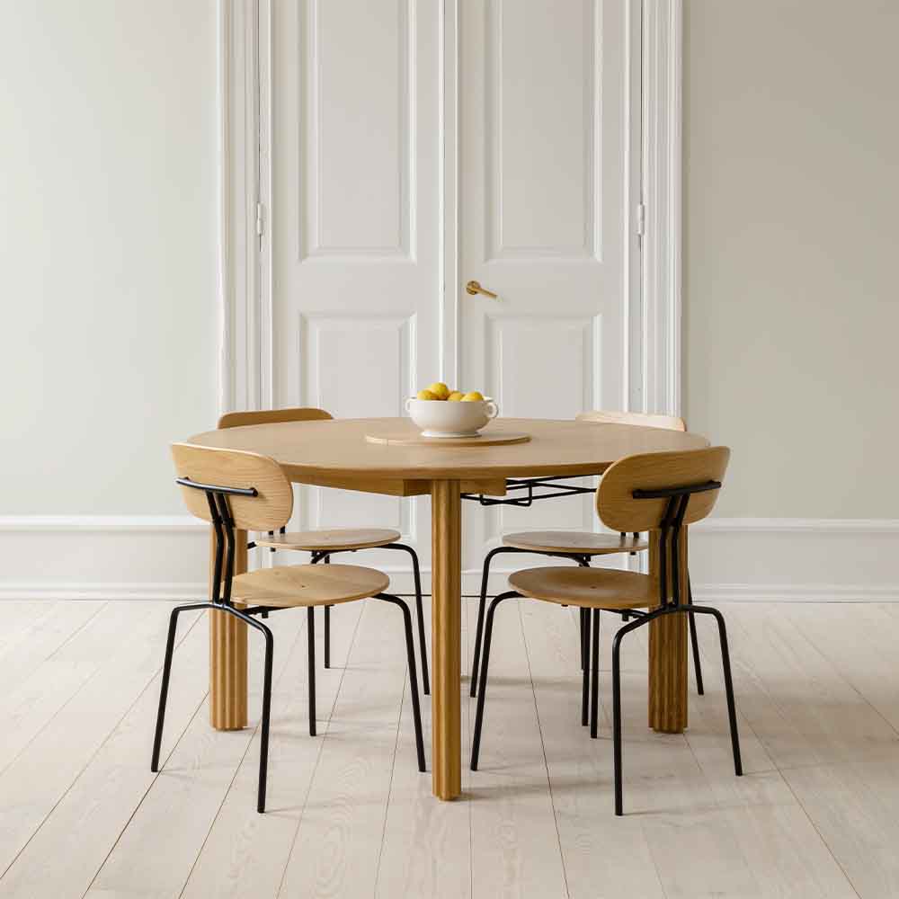Découvrez la chaise Curious de la collection Umage : une touche d'élégance pour votre salle à manger, avec choix de pieds en laiton ou noir, et coussins personnalisables pour un confort optimal.