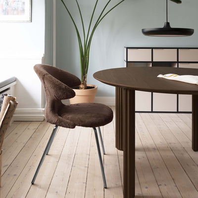 Offrez-vous un confort optimal et contribuez à un avenir plus durable avec la chaise Time Flies d'Umage, disponible dans une gamme de couleurs inspirées de la nature.