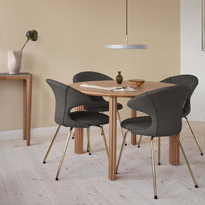 Optez pour le confort et la durabilité avec la chaise Time Flies d'Umage, conçue avec des tissus recyclés Horizons dans une palette de couleurs inspirées de la nature.