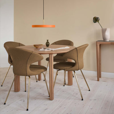 Découvrez la chaise Time Flies d'Umage, alliant confort et durabilité avec ses tissus entièrement recyclés Horizons et son design ergonomique.