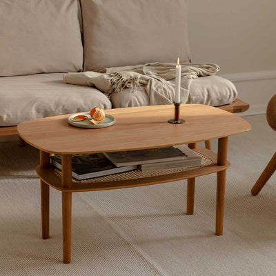 La table à café rectangle Together d'Umage est conçue en chêne avec une étagère en canne vénitienne. Elle présente un design exclusif accentué par des coins arrondis pour une esthétique douce et apaisante.