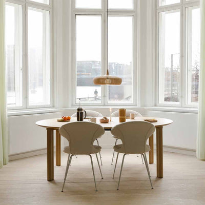 La table à dîner Comfort Circle d'Umage est une table ronde et extensible vous permettra de recevoir confortablement jusqu'à 10 convives. Disponible en 2 teintes de bois et 2 styles de pieds, vous pourrez personnaliser selon vos préférences.