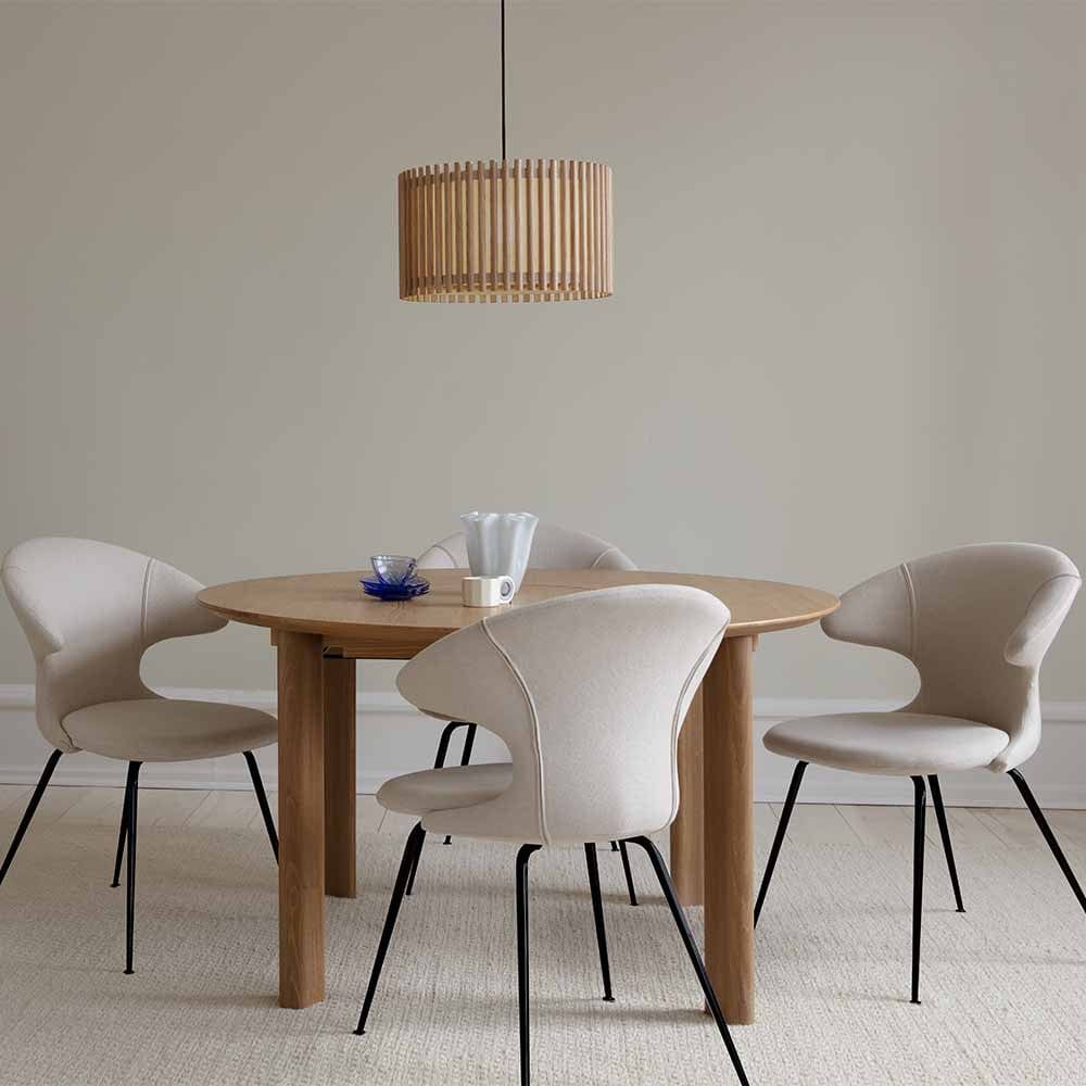 Découvrez la table à dîner Comfort Circle extensible d'Umage chez Nüspace. Pouvant accueillir jusqu'à 10 convives, cette table ronde offre une flexibilité optimale. Choisissez parmi deux finitions de bois et deux styles de pieds, ondulés ou lisses.