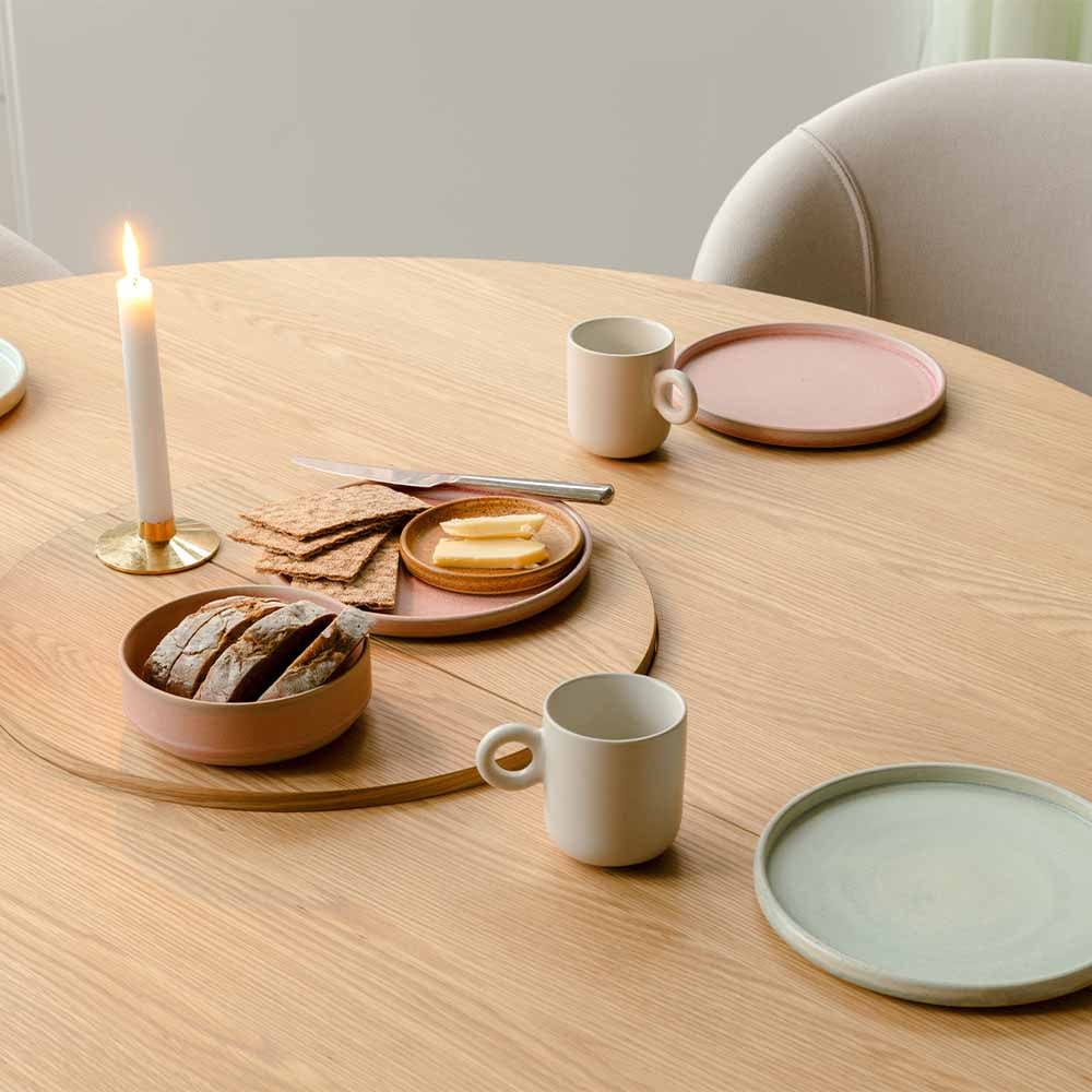 Nüspace présente la version extensible de la table à dîner Comfort Circle d'Umage. Avec sa capacité d'accueil de 10 personnes, cette table ronde s'adapte à vos besoins. Personnalisez-la en choisissant entre deux teintes de bois et deux designs de pieds.