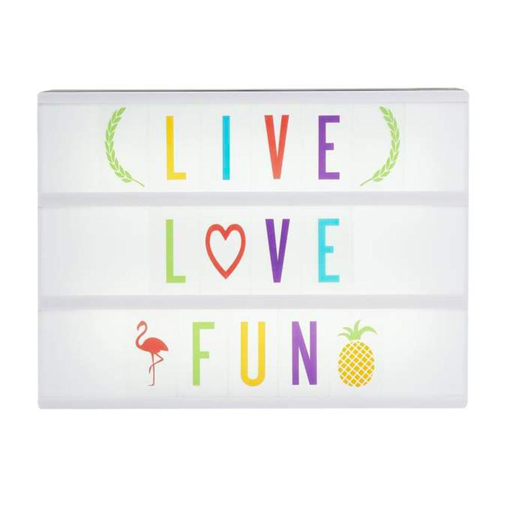 Ajoutez une vague de fun à votre enseigne lumineuse Cinema Lightbox de Amped and Co avec cet ensemble de lettres, nombres et symboles coloré pour exprimer toutes vos humeurs !