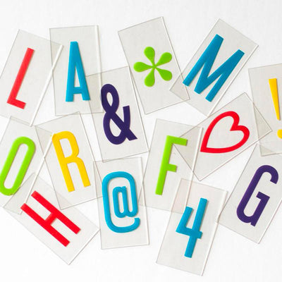 Ajoutez une vague de fun à votre enseigne lumineuse Cinema Lightbox de Amped and Co avec cet ensemble de lettres, nombres et symboles coloré pour exprimer toutes vos humeurs !