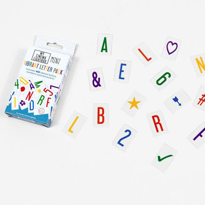 Ajoutez une vague de fun à votre enseigne lumineuse Cinema Lightbox de Amped and Co avec cet ensemble de lettres, nombres et symboles colorés pour exprimez toutes vos humeurs !