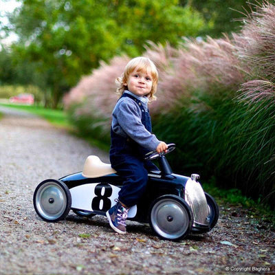 Le porteur Rider de Baghera est équipé d’une véritable direction fonctionnelle. Votre enfant prendra rapidement ses marques sur sa nouvelle voiture et les roues l’aideront à rester stable et à se déplacer en silence dans la maison.