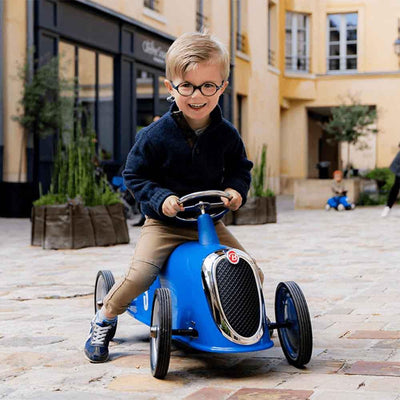 Le porteur Rider de Baghera est équipé d’une véritable direction fonctionnelle. Votre enfant prendra rapidement ses marques sur sa nouvelle voiture et les roues l’aideront à rester stable et à se déplacer en silence dans la maison.
