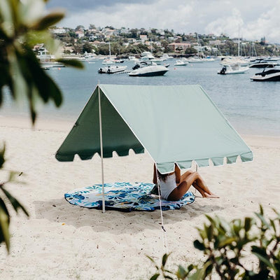 Idéale pour les installations d’une journée, lorsque l'ombre est nécessaire, la tente de plage Basil Bangs haut de gamme est ce qu’il vous faut.