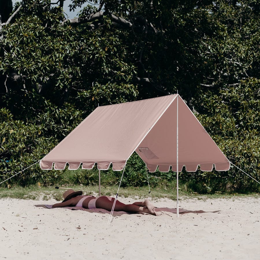 La Beach Tent de Basil Bangs est facile à assembler et à démonter et comprend des instructions simples pour vous guider tout au long du processus. La tente est livrée avec un sac de transport pratique pour un transport facile et un rangement compact.