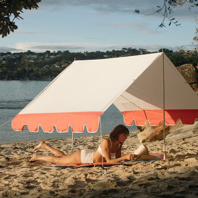 La Beach Tent de Basil Bangs est un produit haut de gamme qui offre une protection solide contre les éléments tout en étant facile à installer et à transporter.