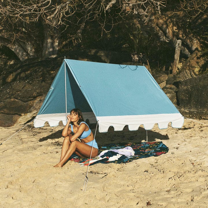 La tente d'ombre et de plage Basil Bangs a une taille familiale généreuse avec trois options de hauteur réglable, et bien sûr, le tissu d'extérieur de qualité supérieure et les fixations de qualité marine pour lesquels Basil Bangs est connu.