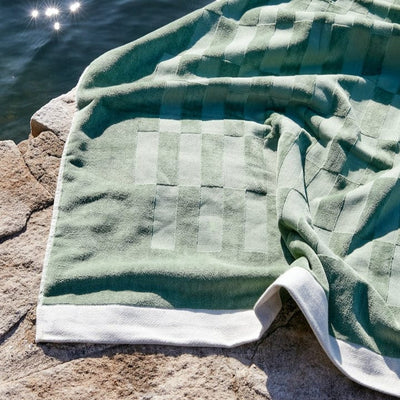 La collection de serviettes de plage Basil Bangs est luxueuse et parfaite pour la plage, mais aussi pour le bord de la piscine.