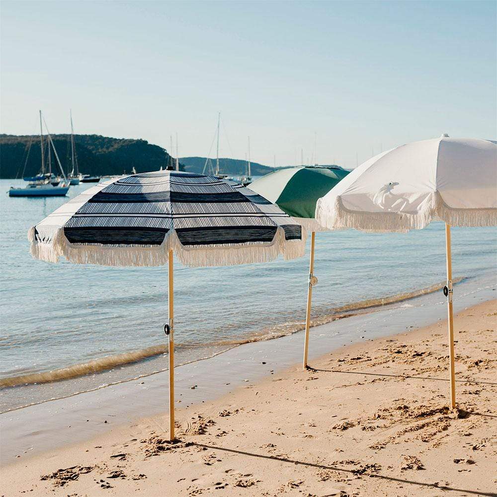 Premium Beach Umbrella, parasol de plage par Basil Bangs