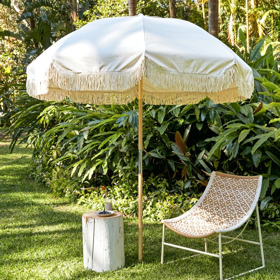 Les parasols Jardin Umbrella de Basil Bangs sont conçus pour une utilisation extérieure robuste dans le jardin, sur le patio ou au bord de la piscine.