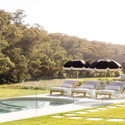 Les parasols Jardin Umbrella de Basil Bangs sont conçus pour une utilisation extérieure robuste dans le jardin, sur le patio ou au bord de la piscine.
