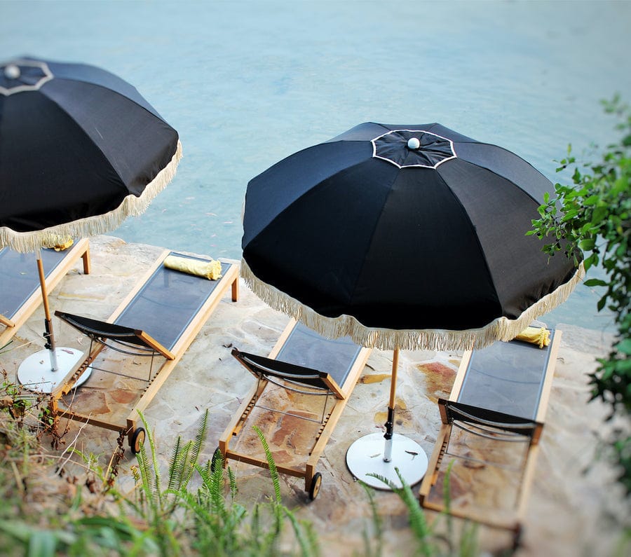 Nüspace Mobilier (Canada) présente le parasol d'extérieur Jardin Umbrella par Basil Bangs, avec ses franges luxueuses et de l'ombre pour se reposer.