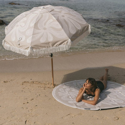 Le Beach Umbrella de Basil Bangs est un parasol de plage de qualité supérieure, il est parfait pour les moments où la lumière et l'éclat sont les meilleurs, que ce soit à la plage, au bord de la piscine, sur la terrasse arrière ou dans le jardin.
