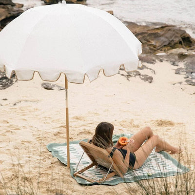 Le Weekend Rug de Basil Bangs est une couverture pour l'extérieur, parfait pour la plage et en vacances.