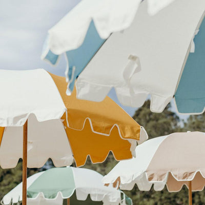 Le Weekend Umbrella par Basil Bangs est un parasol léger et portatif, parfait pour la plage, et disponible en plusieurs couleurs.