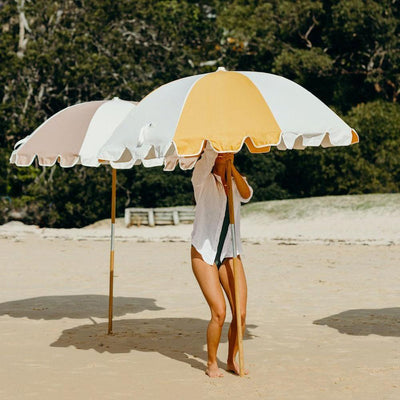 Le Weekend Umbrella par Basil Bangs est un parasol léger et portatif, facile à utiliser.