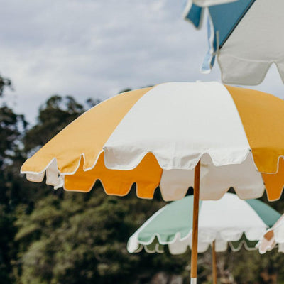 Le Weekend Umbrella par Basil Bangs est un parasol léger et portatif, parfait pour la plage.