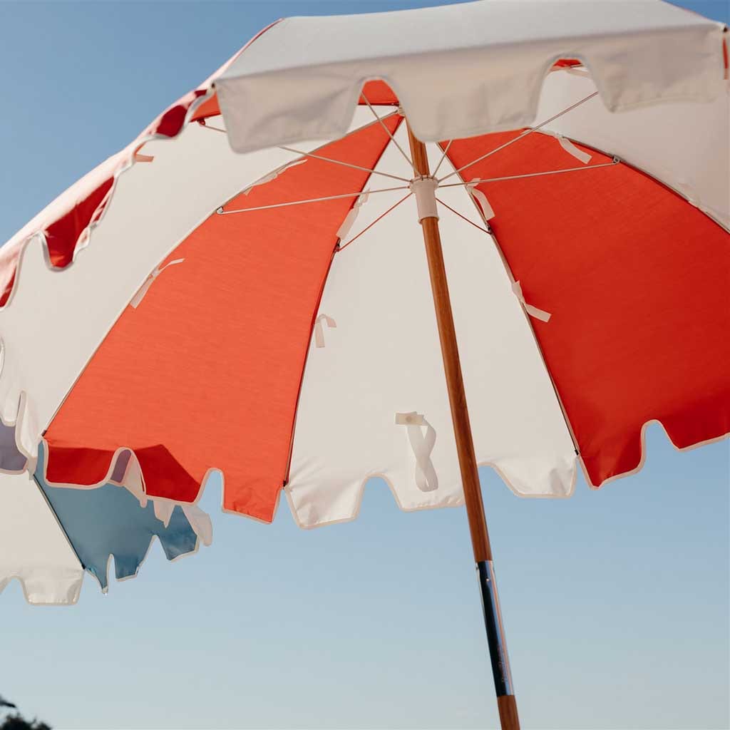 Le Weekend Umbrella par Basil Bangs est un parasol léger et portatif, parfait pour la plage, fera de vous le centre d'attention.