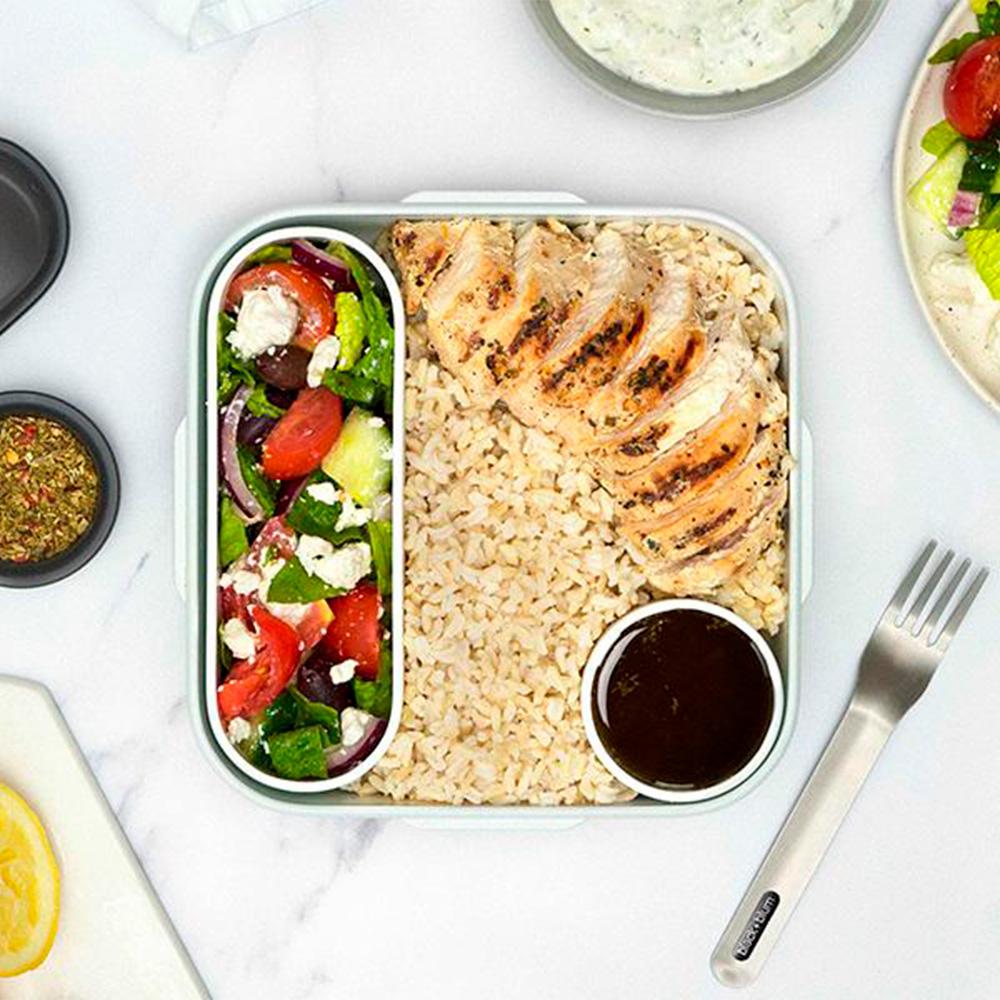 La boîte à lunch original de black+blum possède un pot à sauce hermétique et un plat intérieur qui est un moyen facile de séparer et de mettre au micro-ondes des parties distinctes de vos aliments.