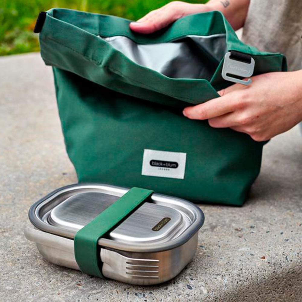 Transportez vos repas avec style et éthique grâce au sac déjeuner Black+Blum. Fermeture ajustable, doublure isolante et extérieur en PET recyclé : pratique et respectueux de l'environnement.