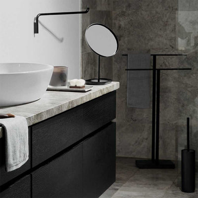 Transformez votre salle de bains ou vos toilettes en une oasis de luxe avec la brosse de toilette Modo par Blomus. En acier inoxydable, cette brosse et son support offrent un design élégant et fonctionnel qui convient parfaitement aux espaces modernes.