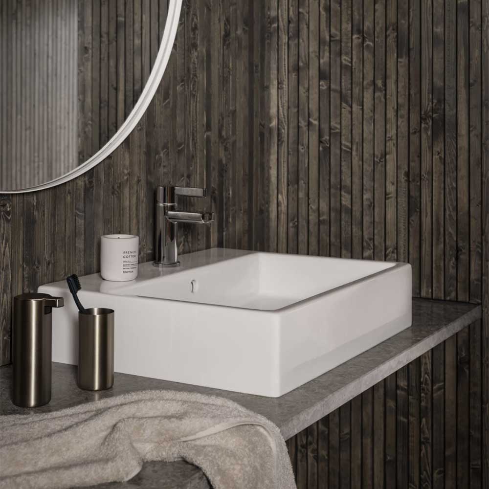 Transformez votre salle de bains ou votre spa en une oasis de luxe avec le distributeur de savon Modo par Blomus. Grâce à son socle antidérapant en caoutchouc, ce distributeur de savon reste bien en place.