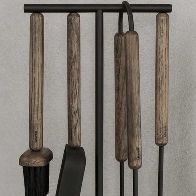 Les poignées en bois des outils pour cheminées Ashi par Blomus comportent un aimant intégré robuste qui maintient les outils solidement attachés au support lorsqu'ils ne sont pas utilisés. L'ensemble d'outils devient ainsi un objet décoratif.