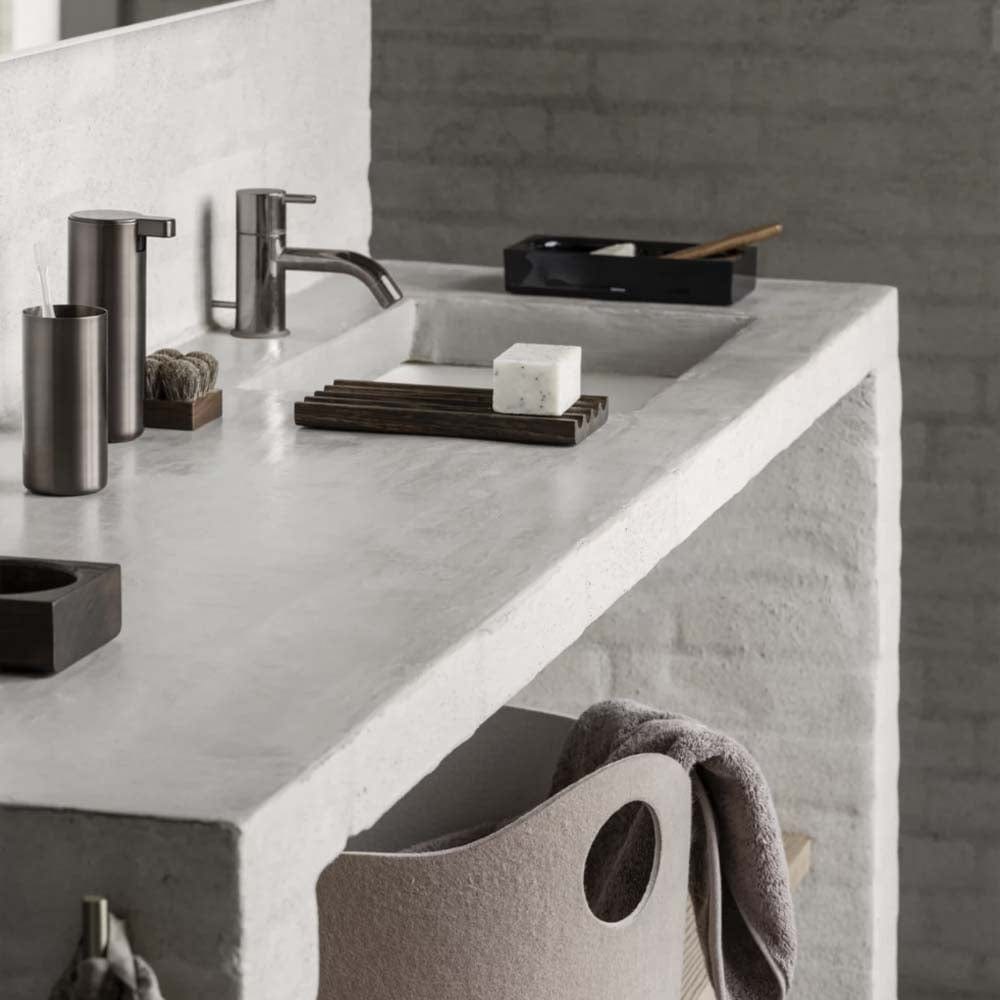 Transformez votre salle de bains en une oasis de luxe avec le gobelet pour brosses à dents Modo par Blomus. Fabriqué en acier inoxydable, ce distributeur de savon offre un design élégant et fonctionnel qui convient parfaitement aux espaces modernes.