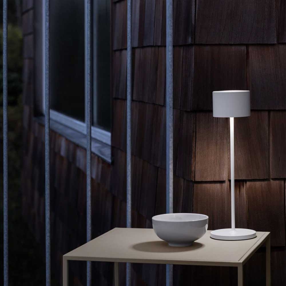 La lampe de table Farol de Blomus est un choix idéal pour ceux qui recherchent un éclairage d'appoint élégant et mobile. Avec sa batterie rechargeable et sa facilité d'utilisation, elle est idéale pour une utilisation en intérieur comme en extérieur.