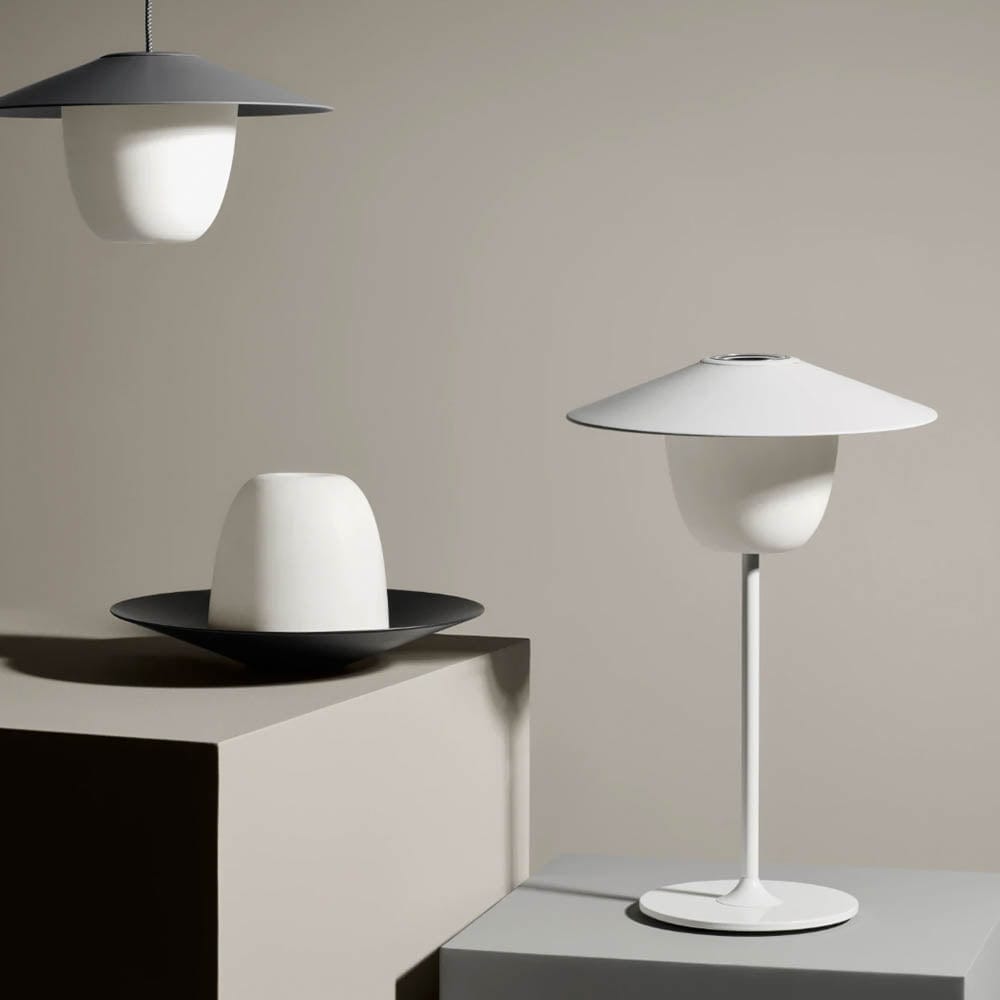 La lampe de table Mini Ani de Blomus est une lampe LED rechargeable et polyvalente. La lampe peut être utilisée directement sur sa base, posée sur une table comme une lampe traditionnelle ou suspendue grâce à la corde incluse.