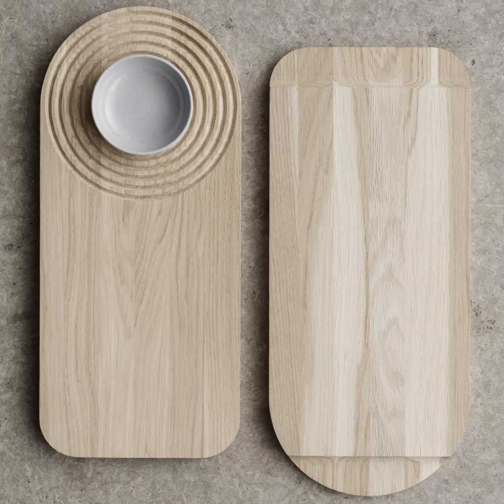 L'un des côtés de la planche Zen de Blomus comporte des rainures en bois. Retournez la planche et elle se transforme en un élégant plateau de service aux bords fins et relevés et aux côtés faciles à tenir.