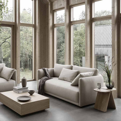 La table d'appoint Avio de Blomus est une pièce de mobilier au design raffiné qui allie harmonieusement formes arrondies et symétrie parfaite. Cette table est le fruit de la collaboration entre le designer japonais Kazushige Miyake et la compagnie européenne Blomus.