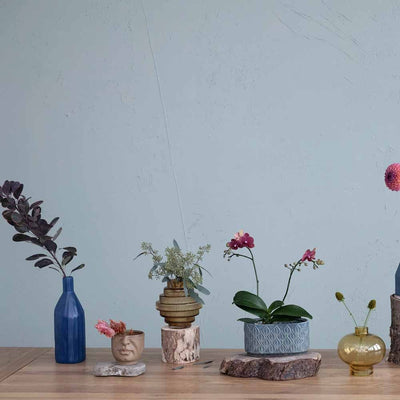 Vase cannelé en verre au style rétro : une pièce élégante et distincte inspirée des années 60. Sa forme en étages crée une sculpture artistique parfaite pour votre table ou buffet.