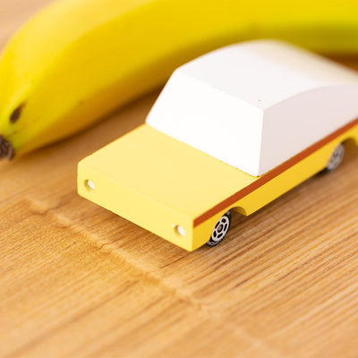 L'une des voitures les plus flashy de Candylab, voici B.Nana ! Cette petite voiture, de couleur plus jaune qu'une banane, vous donnera sûrement envie d'un gâteau à la banane ou peut-être même d'un banana split ?
